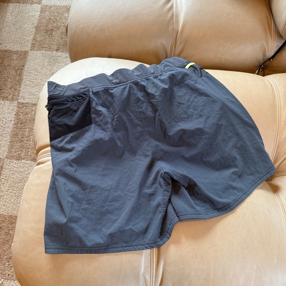 Brooks | Shorts with built in spandex - Picture 3 of 3